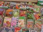 Семена в пакетах и средства борьбы с вредителями яды